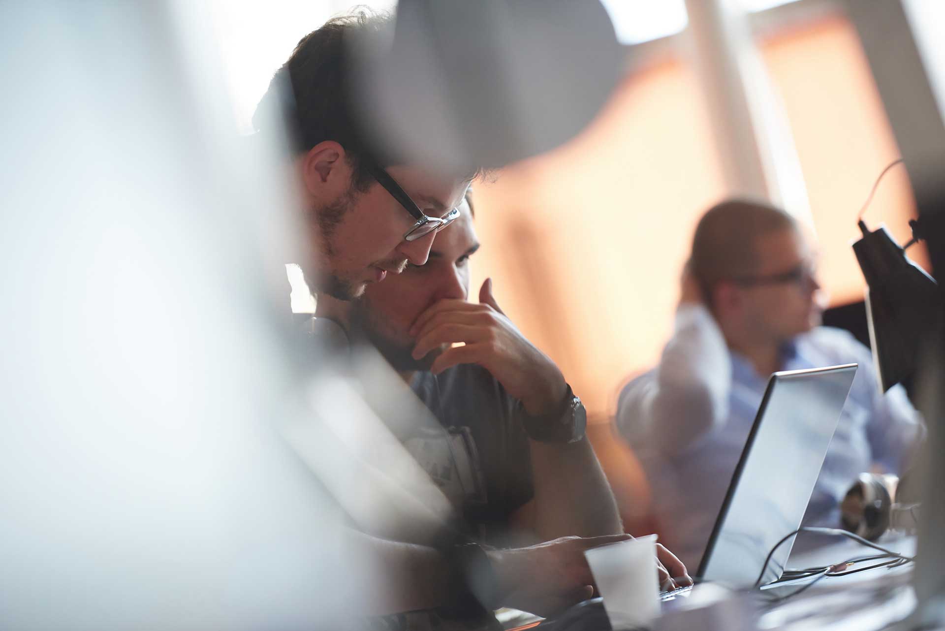 sviluppatori di software custom a lavoro